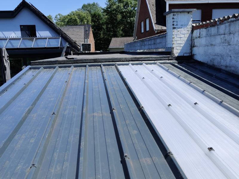 Staalplaten dak in renovatie of moderne nieuwbouw dakwerken van degucht